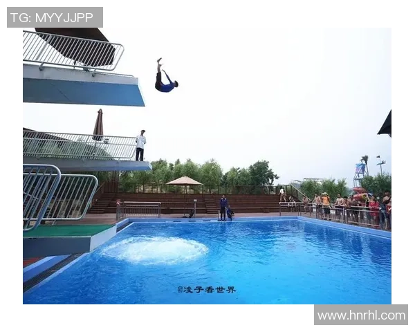 从高空一跃而下展现力量与优雅的跳水运动之美与竞技精神 从高空一跃而下展现力量与优雅的跳水运动之美与竞技精神